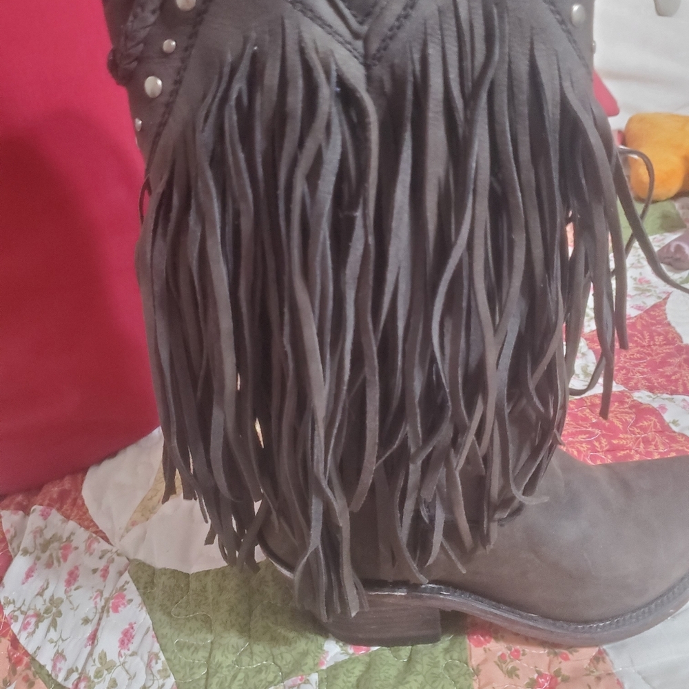 Boots - Picture 5 of 9